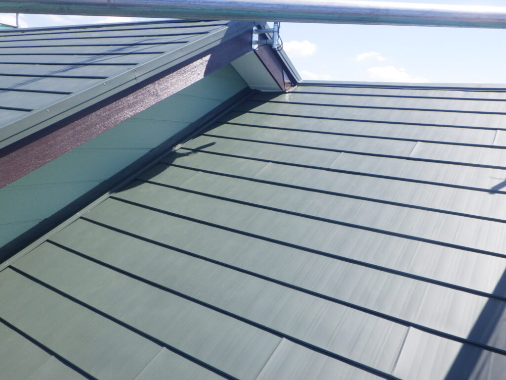 北面の屋根カバー工事完工です