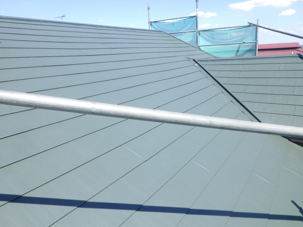 南面の屋根カバー工事完工です