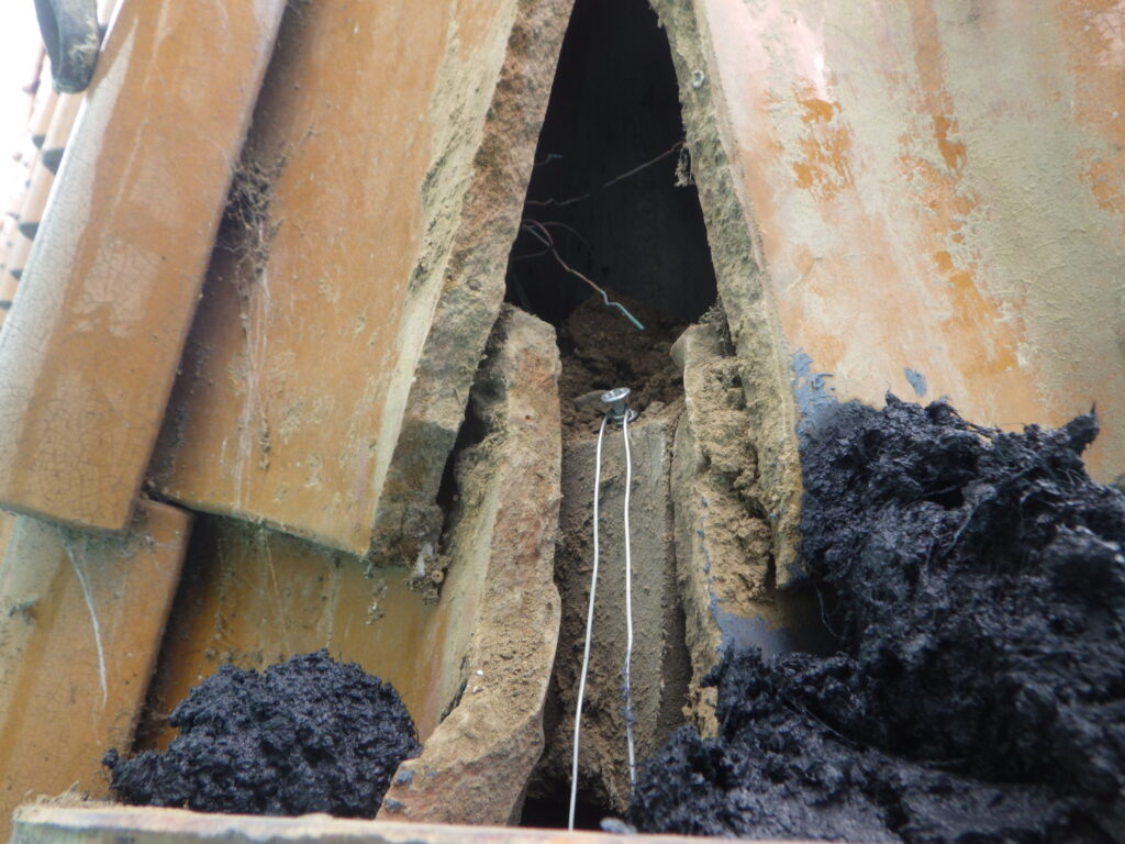 瓦の固定中です