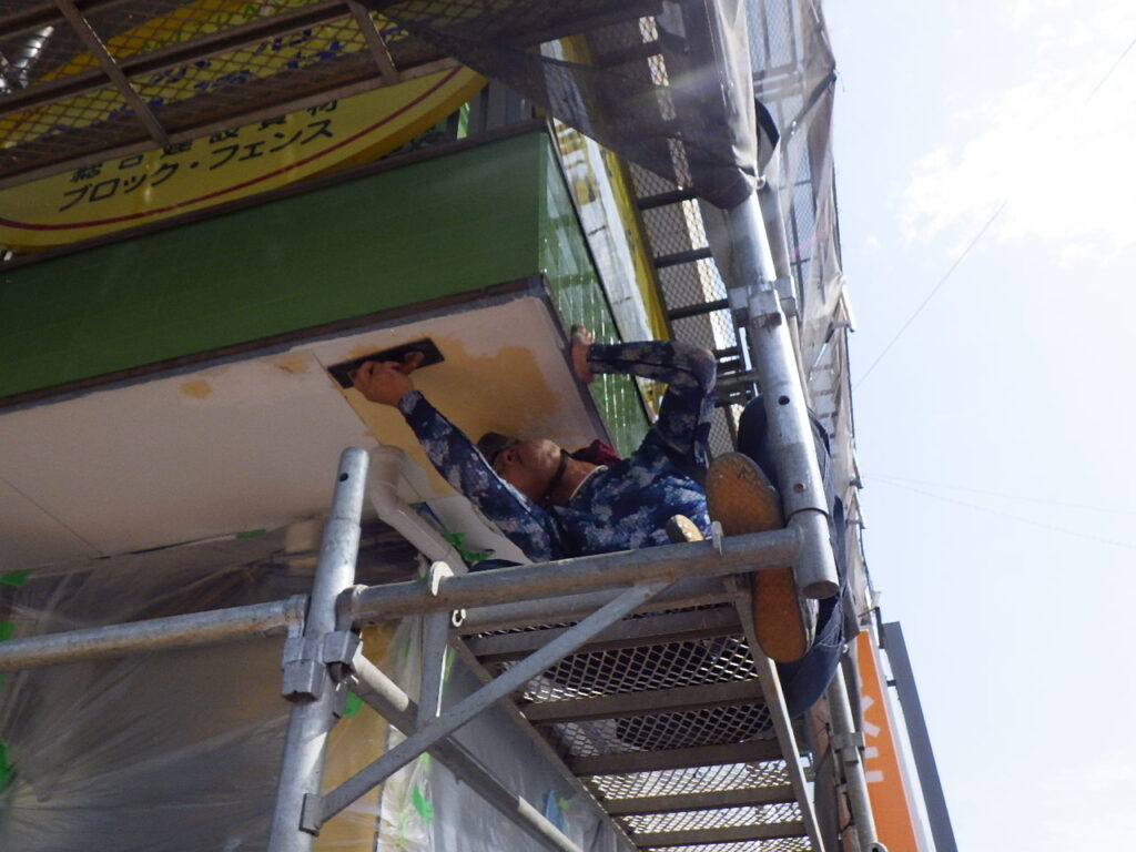 軒天の補修中です