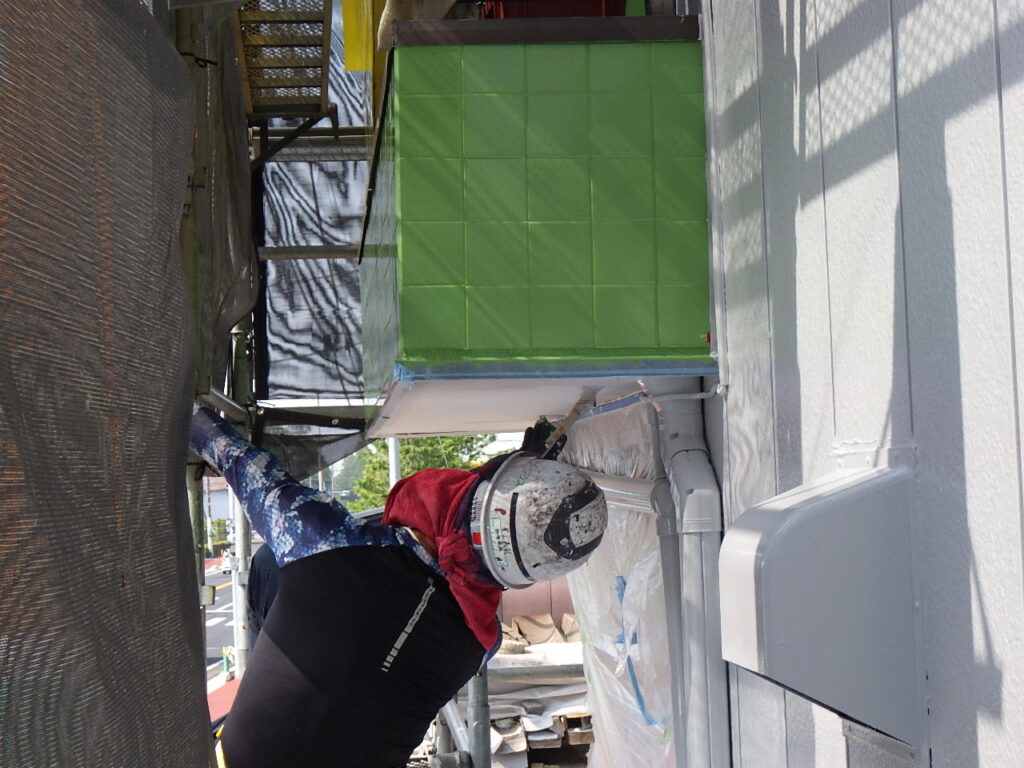 軒天の補修塗装中です