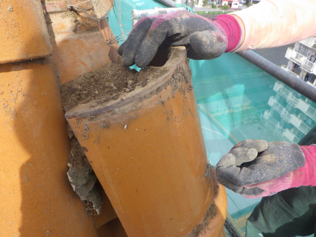 既存隅棟の撤去中です