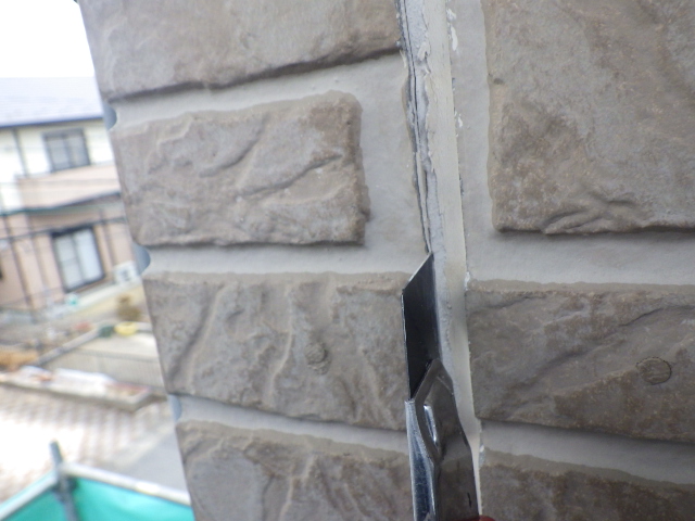 外壁シーリングの撤去中です