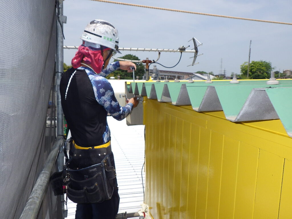 軒樋金具の取り付け中です