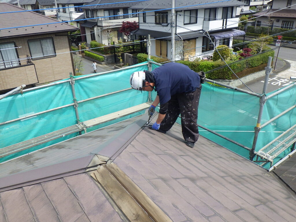 棟板金の撤去中です