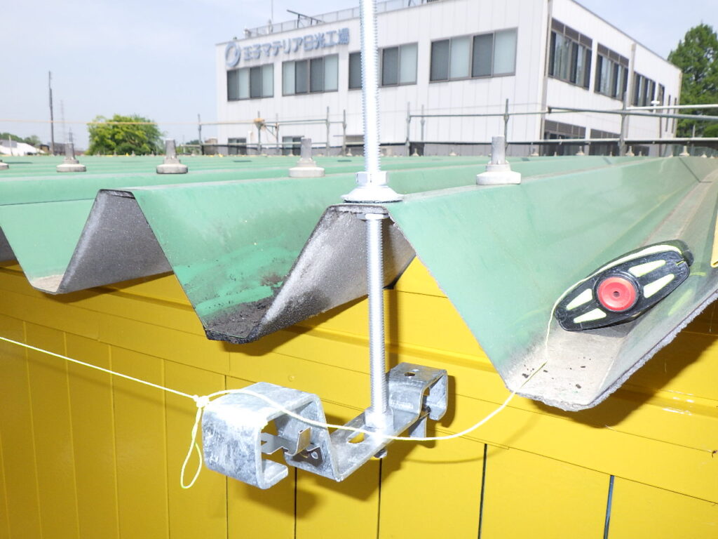 軒樋金具の取り付け中です