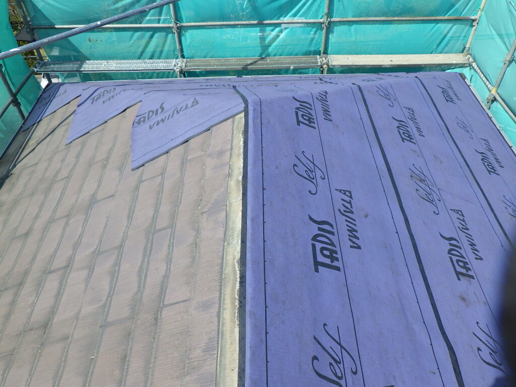 ルーフィングを貼り付け中です