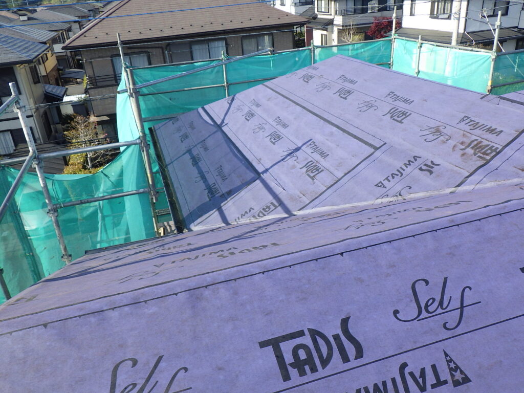 ルーフィングを貼り付け終了です