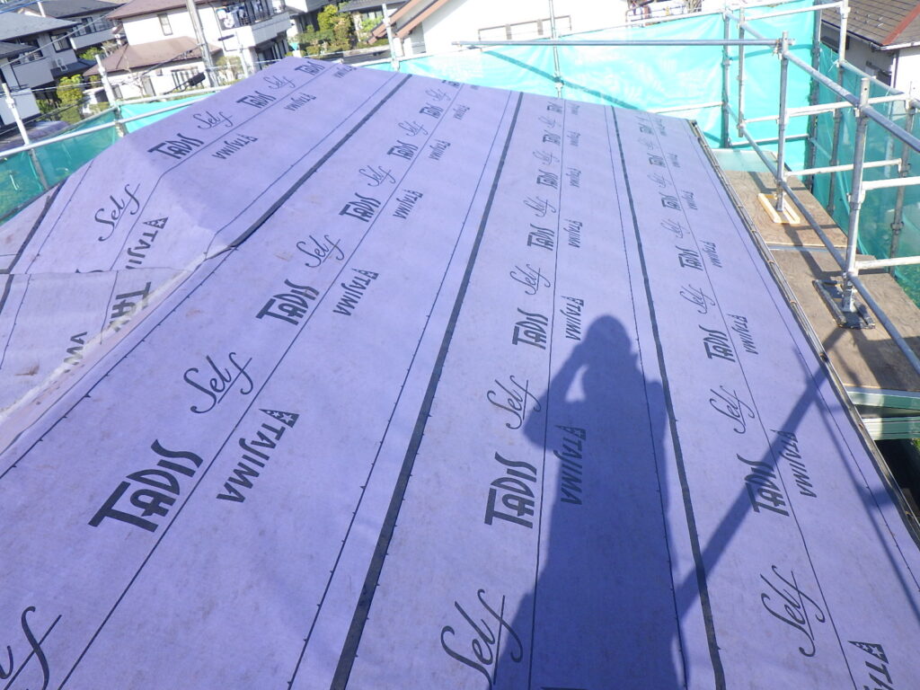 ルーフィングを貼り付け終了です