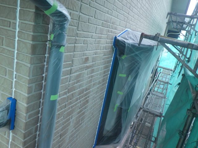 窓周りの養生をしました