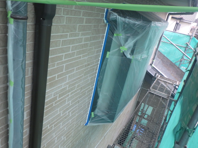 窓周りの養生をしました