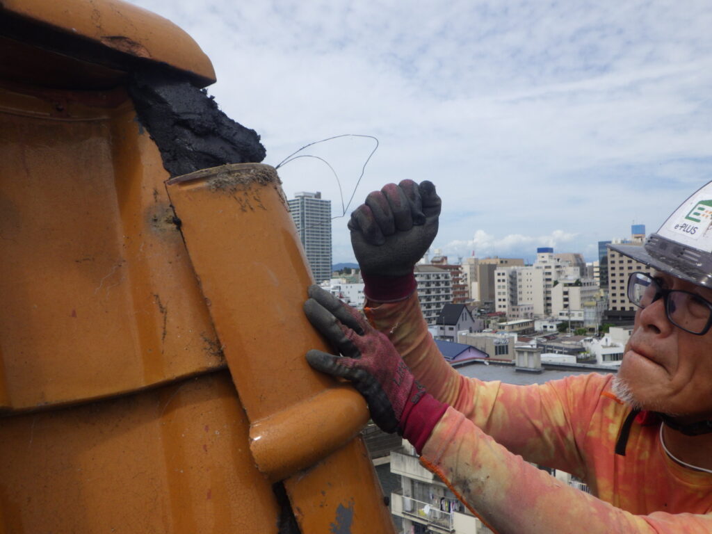 丸瓦の固定中です