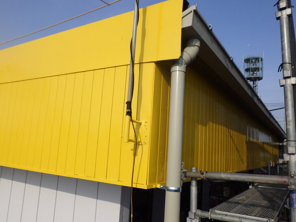 竪樋の取り付け中です