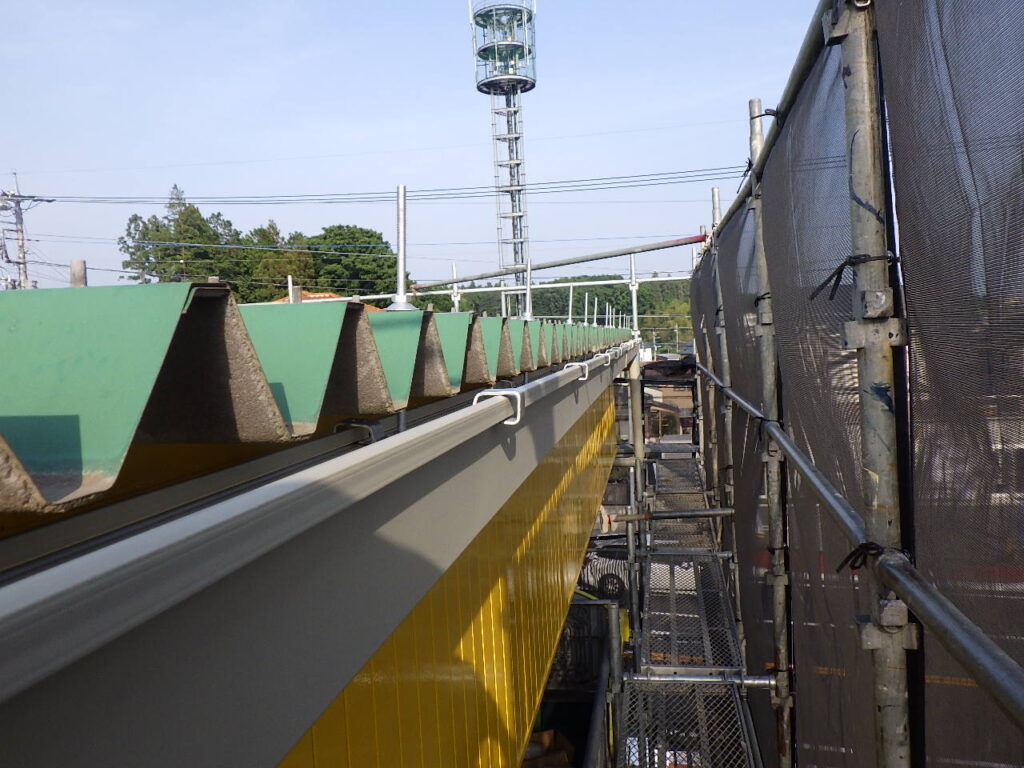 雨樋の取り付け中です