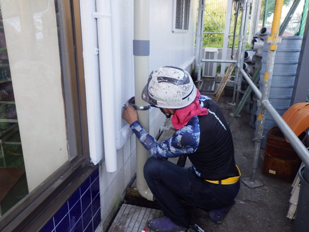 竪樋の取り付け中です