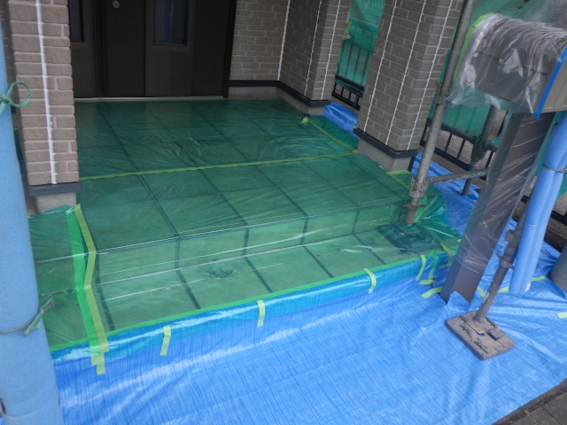 玄関アプローチの養生終了です