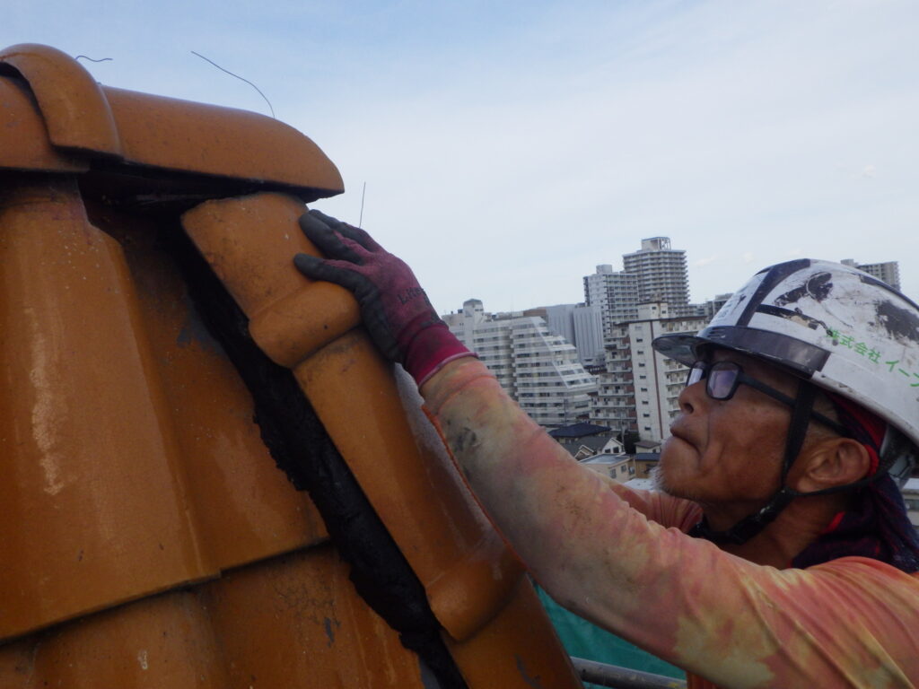 丸瓦の固定中です