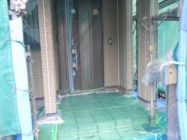 外壁下段の養生が終了しました