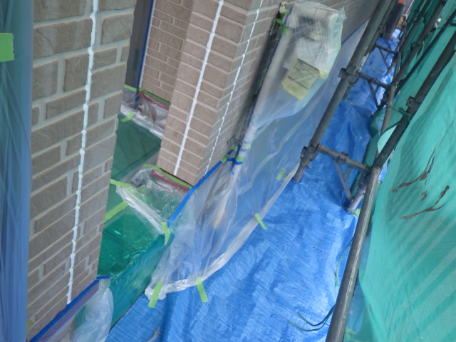 外壁下段の養生が終了しました