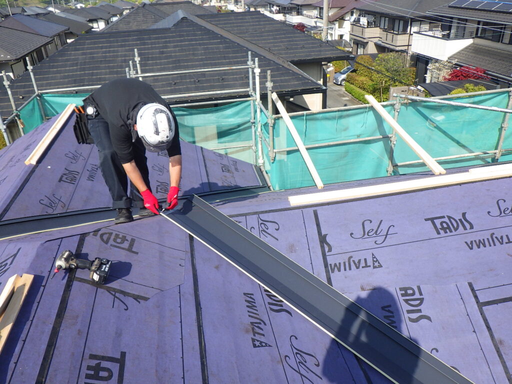 谷樋の棟側を加工中です