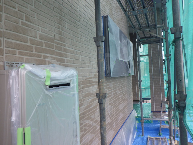 外壁下段の養生が終了しました