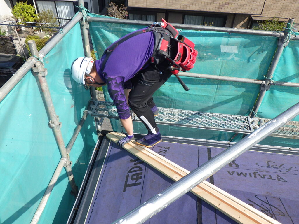 板金下地の取り付け中です