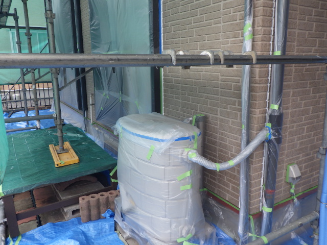 外壁下段の養生が終了しました