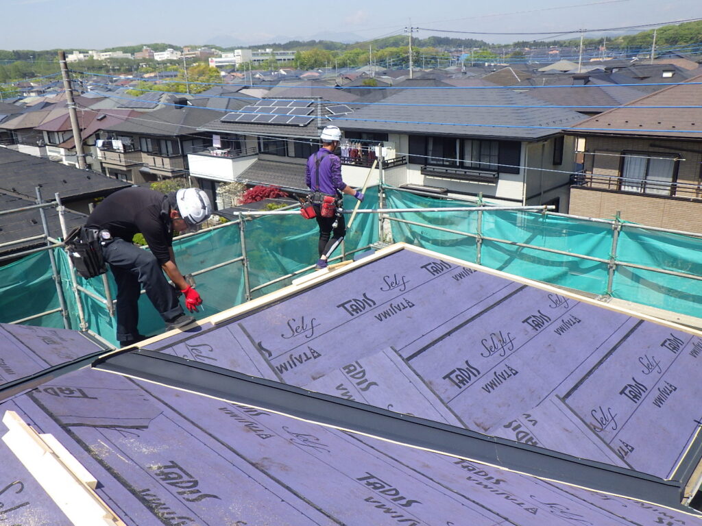 谷樋周りの板金下地取り付け中です