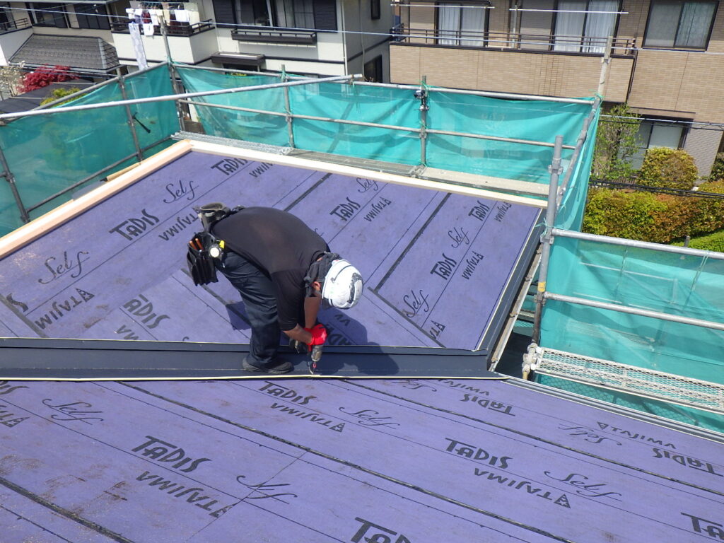 谷樋の取り付け中です