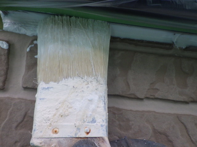 外壁下塗り刷毛塗装中です