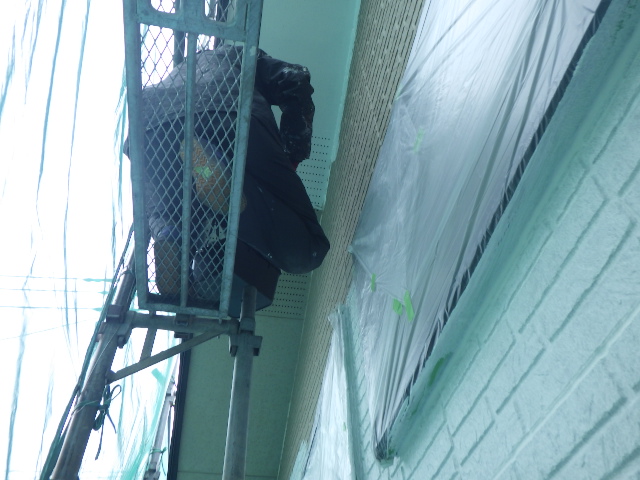 軒天１回目塗装中です