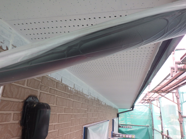 軒天１回目塗装終了です