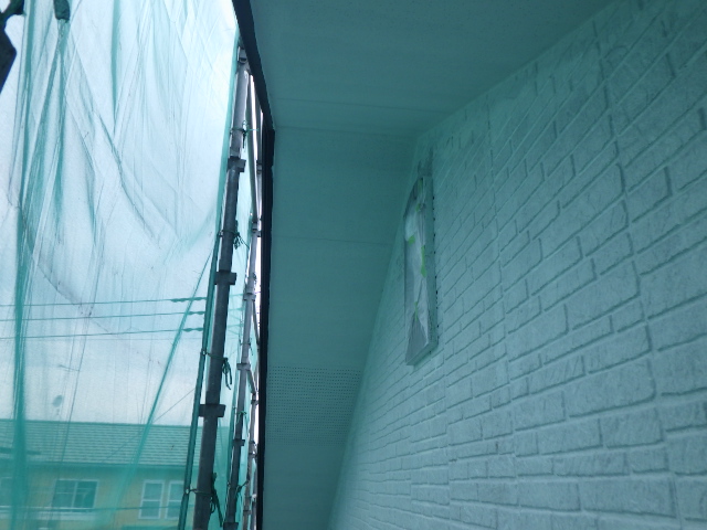 ２回目の軒天塗装が終了しました