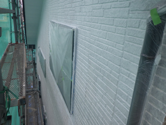 外壁上中段の下塗り終了です