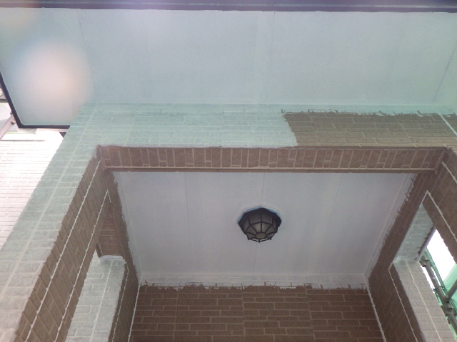 軒天１回目塗装終了です