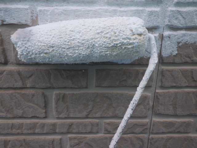 外壁下塗りローラー塗装中です