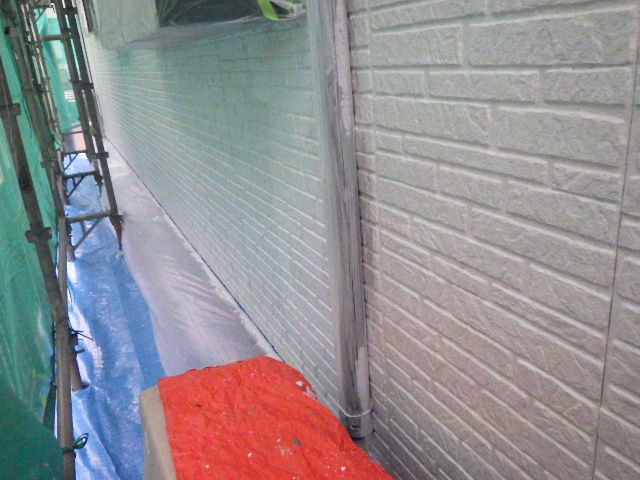 外壁下段の下塗り終了です