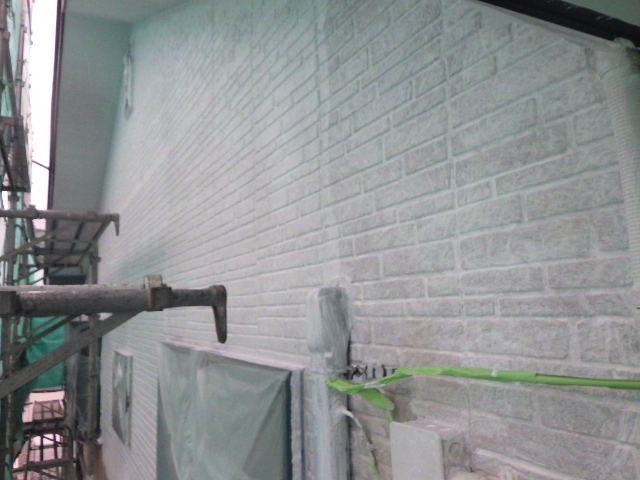 外壁上中段の下塗り終了です