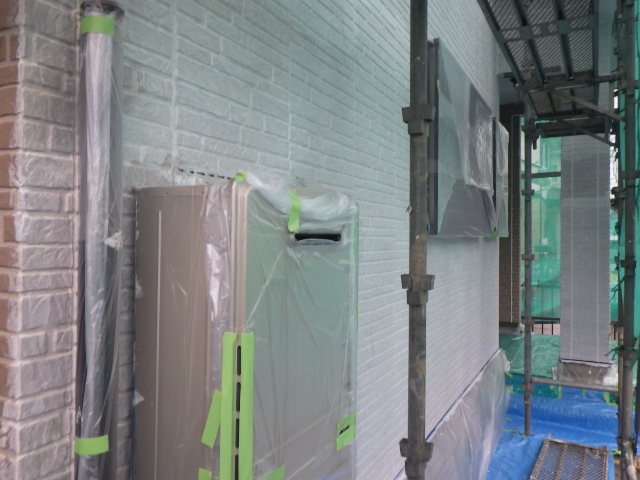 外壁下段の下塗り終了です