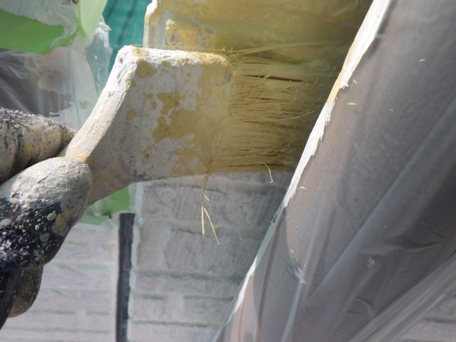 外壁の中塗り塗装中です