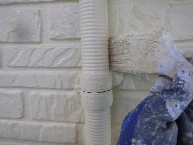 外壁の上塗り塗装中です