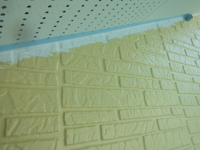 軒天取り合い塗装の養生終了です