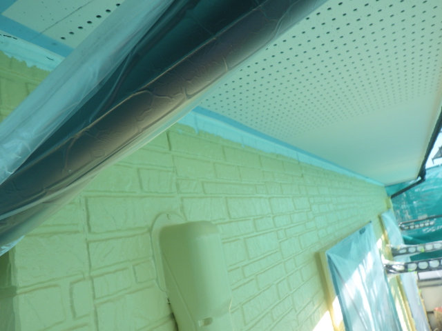 軒天取り合い塗装の養生終了です