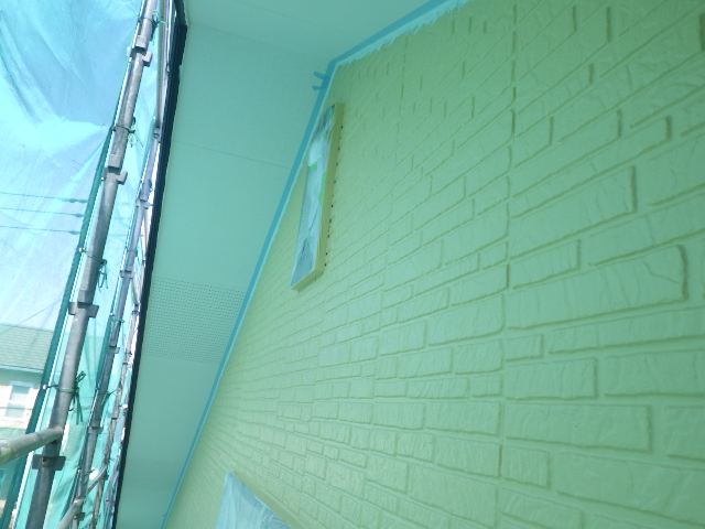 軒天取り合い塗装の養生終了です