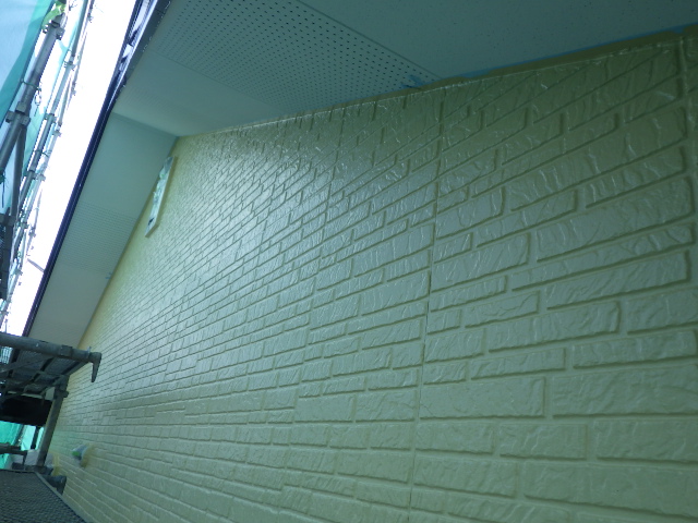 軒天取り合い塗装の１回目終了です