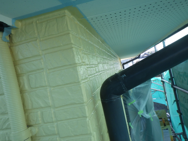 軒天取り合い塗装の１回目終了です