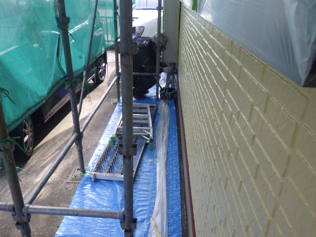 土台水切りの中塗り中です