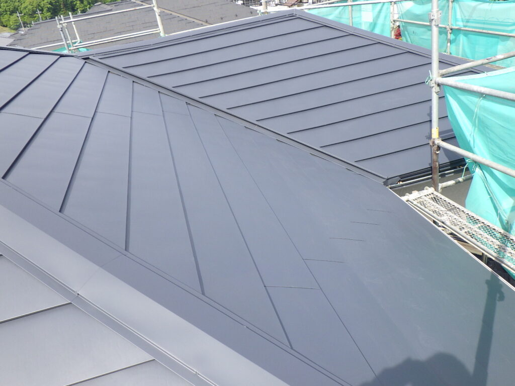 大屋根の屋根カバー工事が終了しました
