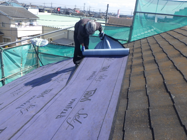 ルーフィングの貼り付け中です