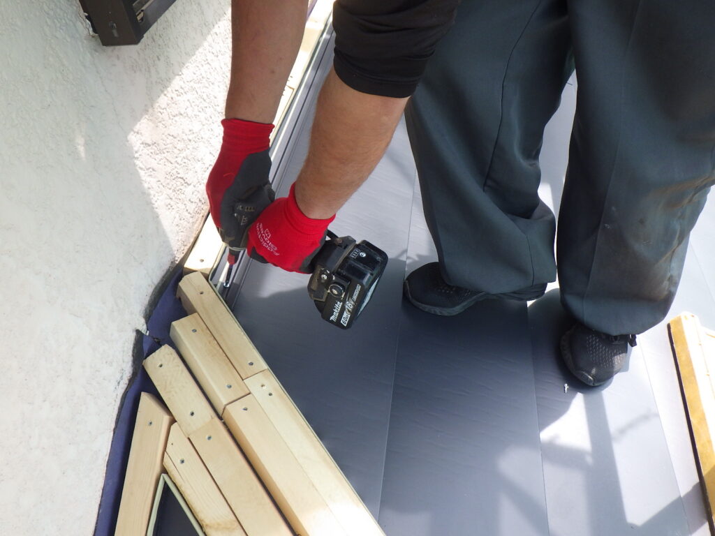 下屋根ルーフの貼り付け中です